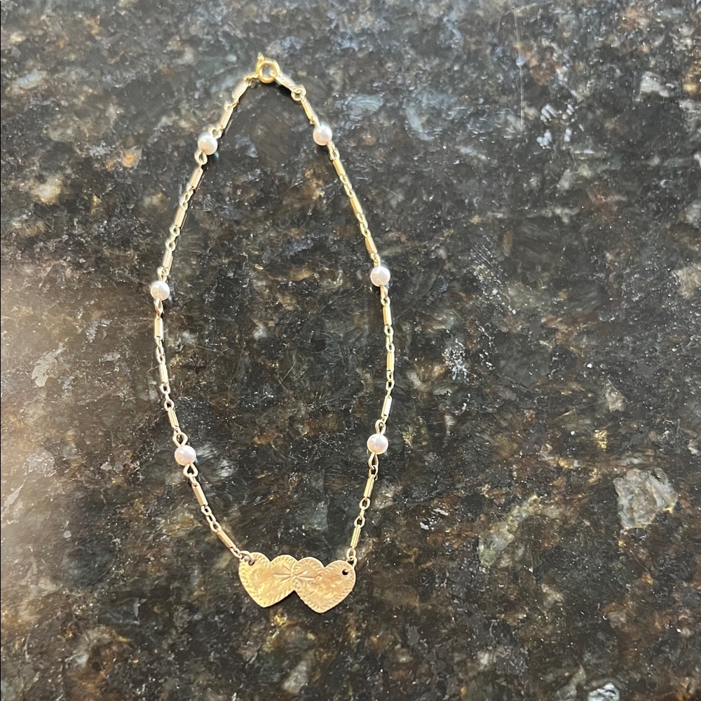 14k Gold Heart Link ankle bracelet with Pearls. 9”
Vintage! Engravable